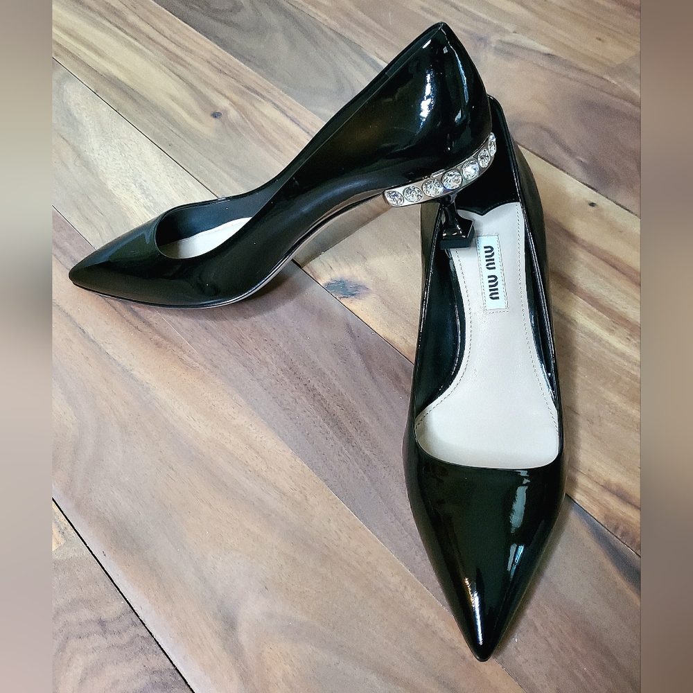 New Miu Miu Black Patent Pumps – Size 35½ – Rhinestone Detail